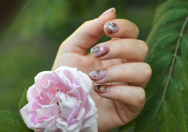 Манікюр із сухими квітами та ніжним дизайном на коротких нігтях у природному стилі