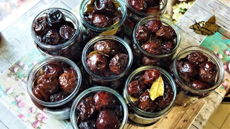 Як приготувати мариновані сливи на зиму