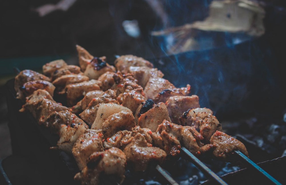 Как выбрать мангал и шампуры для приготовления идеального шашлыка