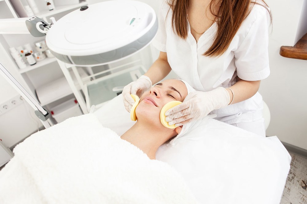 Як професійна косметика допомагає підтримувати здоров’я шкіри після процедур