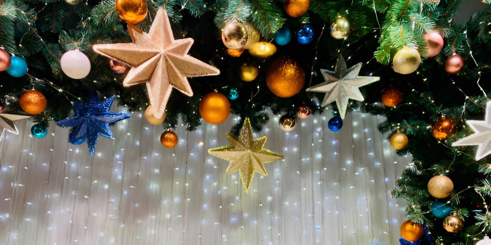 Як зробити акценти в декорі ялинки, використовуючи яскраві ялинкові кулі