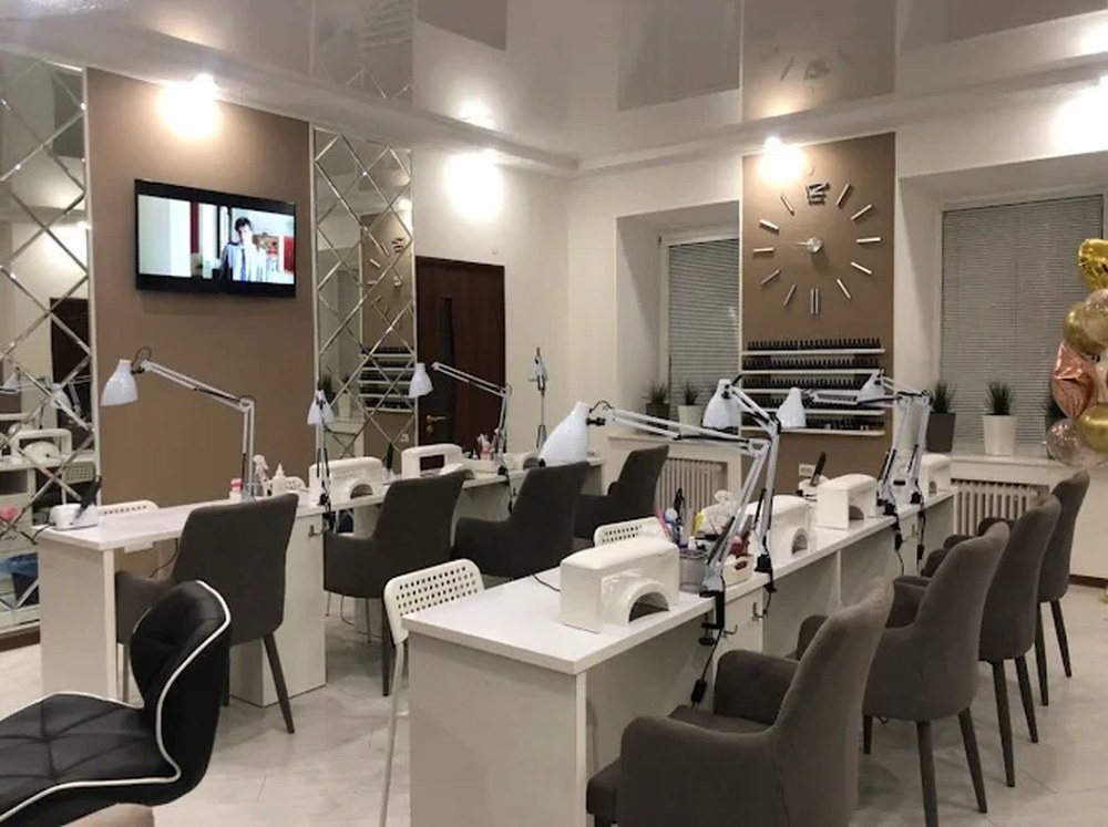 Зачем мастеру и владельцу салона инвестировать в качественный стол маникюрный: аргументы, которые нельзя игнорировать