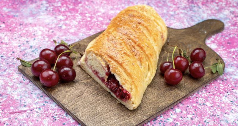 Слойки з вишнею: 5 простих рецептів