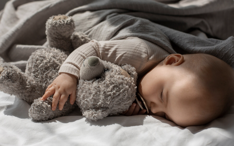 Чому немовля труть очі: пояснення та поради батькам