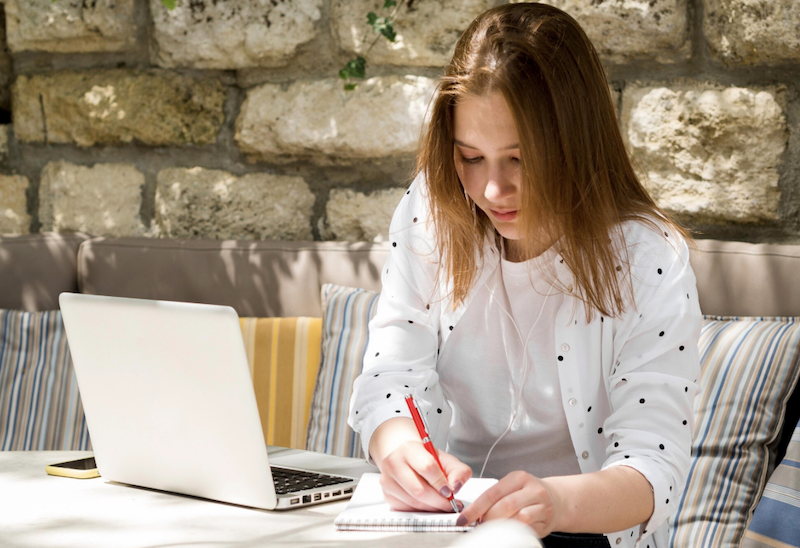 Приклади речень із фразеологізмом “розбити глека”