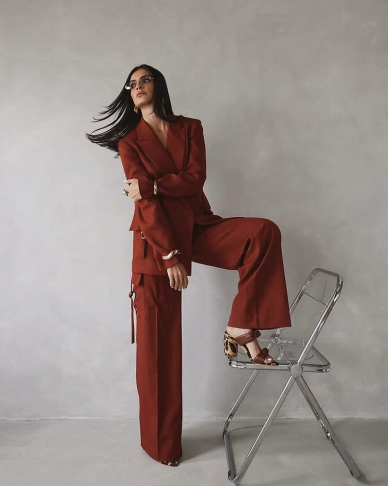 жінка-модель одягнена в теракотовий костюм - брюки та піджак