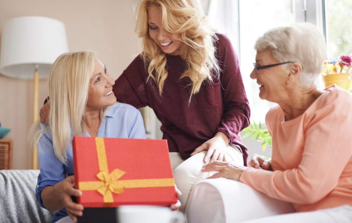 Що подарувати батькам на Новий рік: 50 ідей та порад